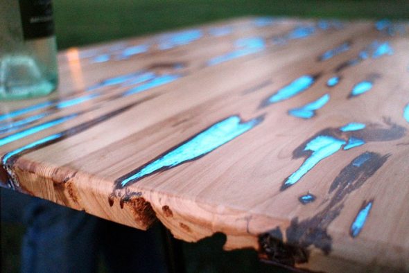 сделать светящейся стол из дерева и эпоксидной смолы