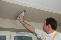 Как правильно выровнять потолок шпаклевкой?