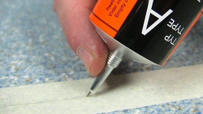 	Как постелить линолеум своими руками: инструменты, материалы, укладка (видео)	