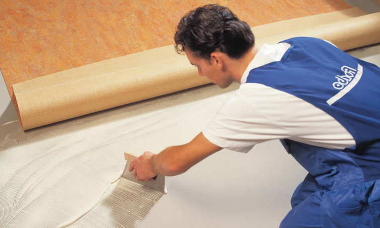 Как правильно постелить линолеум на бетонный пол