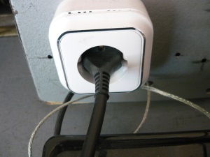 Вид на подключение электроплитки к розетке на корпусе прибора