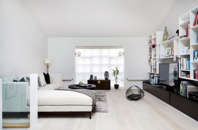 Светлая гостиная комната с контрастными элементами мебельного гарнитура