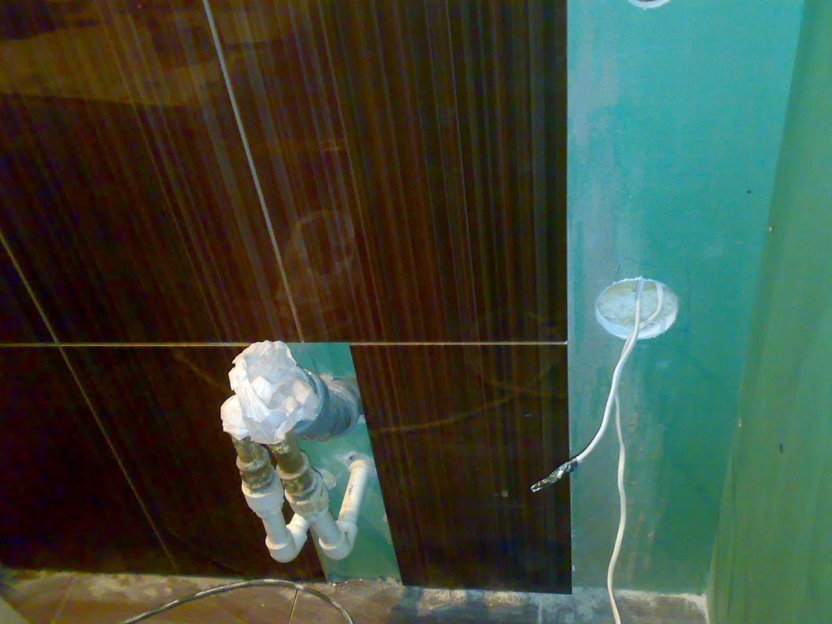 С помощью влагостойкого гипсокартона можно выровнять стены в ванной для укладки плитки