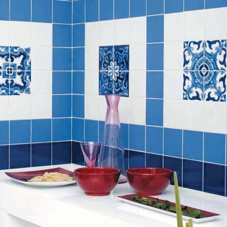 Разбавьте синюю плитку орнаментами и такой фартук идеально впишется в кухню в средиземноморском стиле