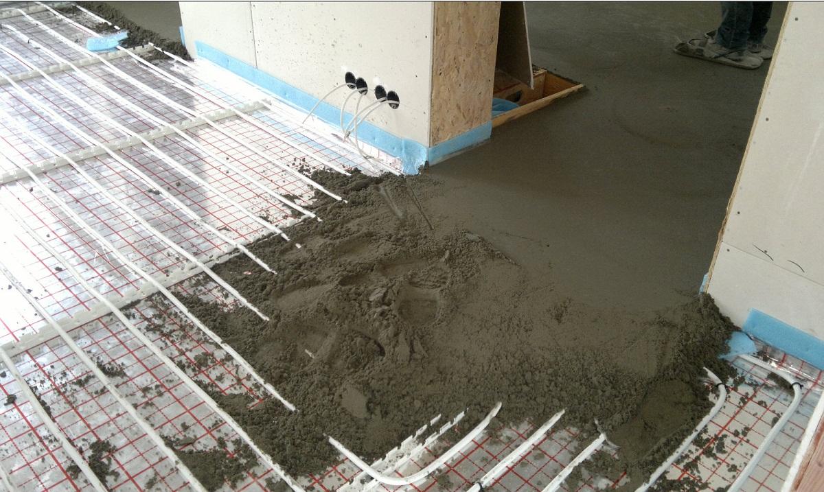 Чтобы напольное покрытие с водяным теплым полом служило длительное время, для стяжки следует применять качественный цемент 