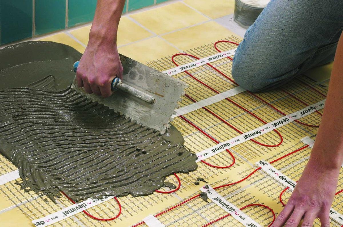 Выбирать толщину стяжки под электрический теплый пол следует в зависимости от типа помещения и вида напольного покрытия 
