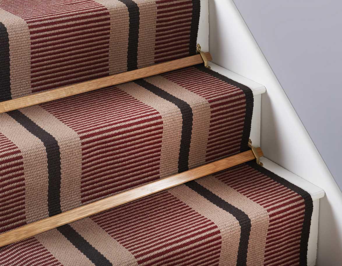 При укладке ковролина на лестницу стоит применять крепежные элементы из дерева или металла 