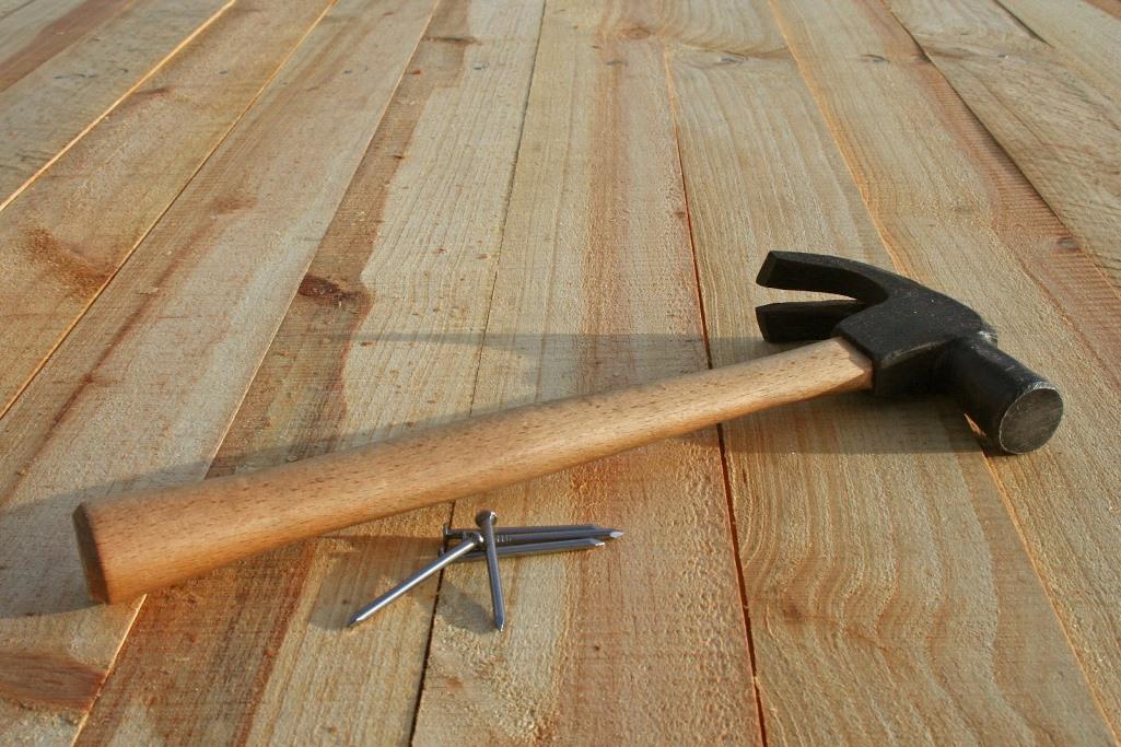 Если вы решили самостоятельно закрепить линолеум на деревянный пол, тогда сперва нужно подготовить инструменты для работы 