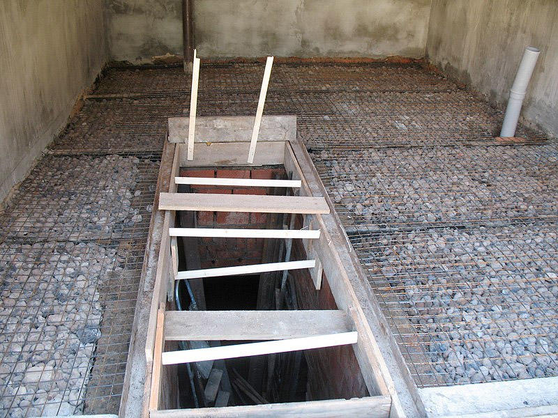 Заливка пола бетоном в гараже включает несколько этапов, которых в точности следует придерживаться 
