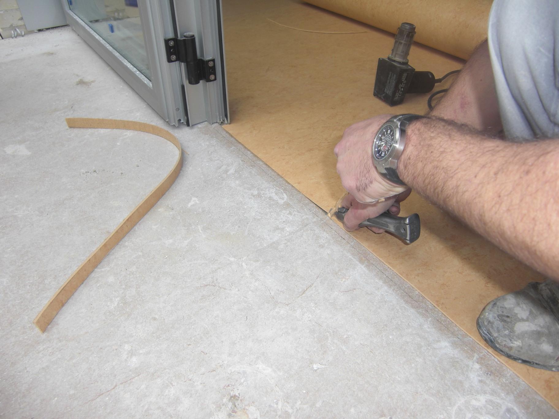 Прежде чем стелить линолеум на бетонный пол, необходимо подготовить основание