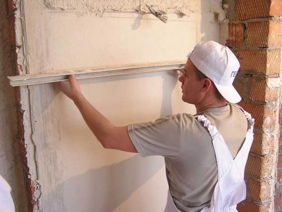 Специалисты рекомендуют выравнивать стены, перед тем как укладывать плитку 