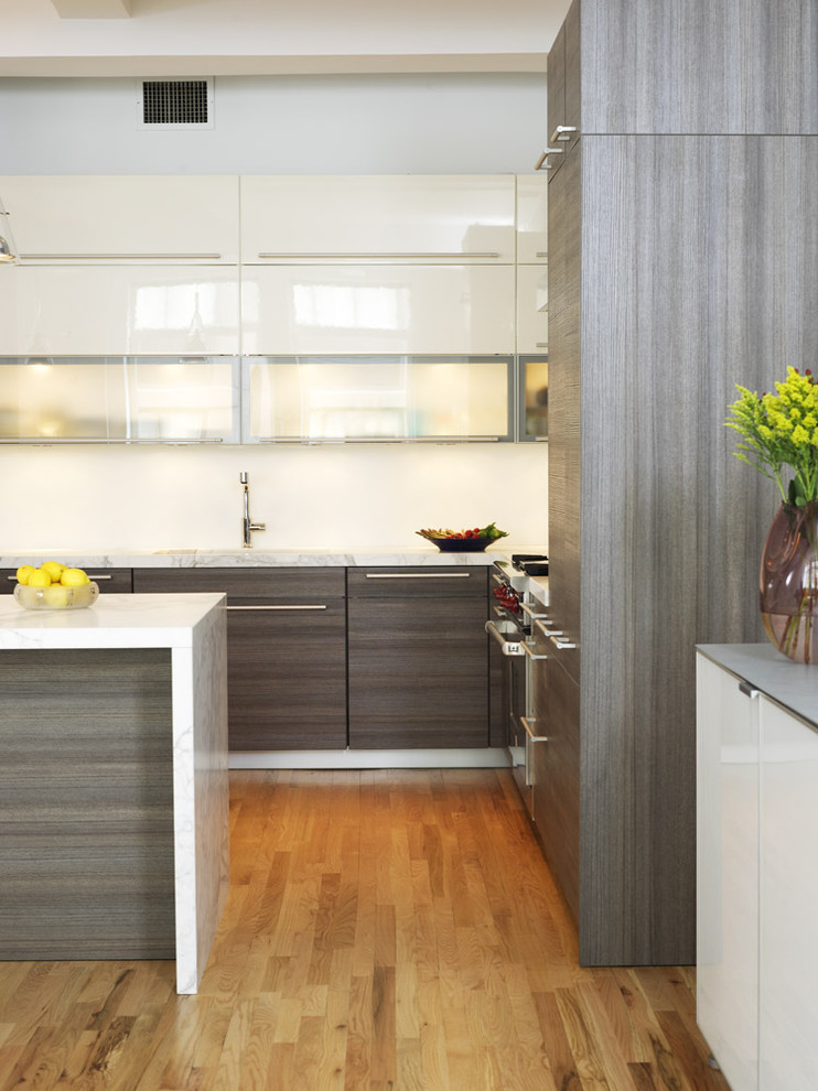 Серый ламинированный шкаф интерьере кухни