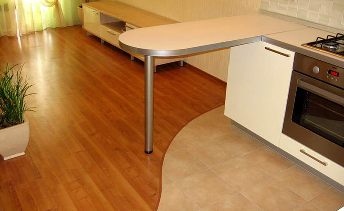 Ламинат позволяет создать на кухне неповторимую обстановку и отлично впишется в дизайн помещения