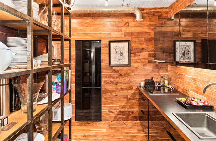 Фото – деревянный пол на кухне в деревянном доме