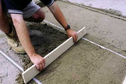 С помощью правила выравнивание залитого пола бетоном