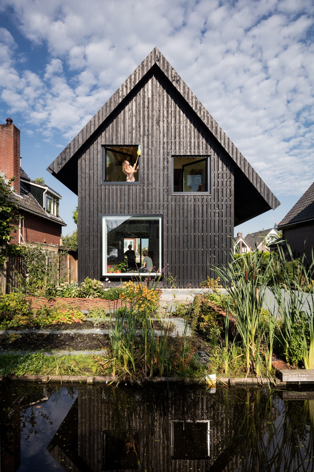 Чёрный деревянный дом в Амстердаме
