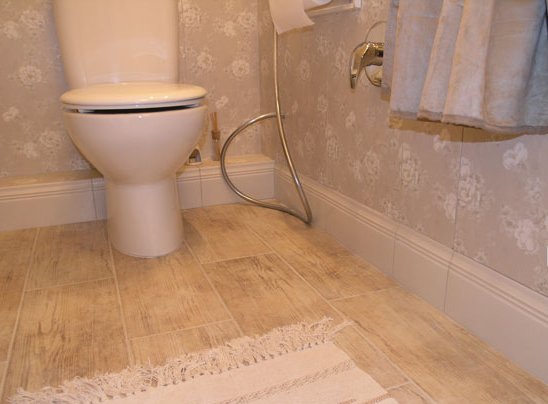 Интерьер ванной комнаты с керамическим плинтусом
