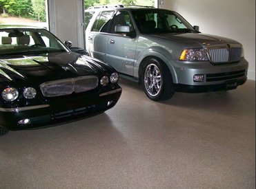 Автомобили стоят в гараже