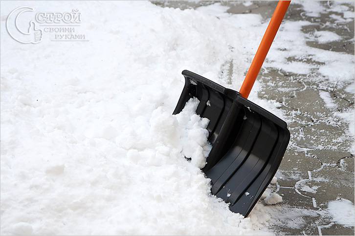 Правильная уборка снега с тротуарной плитки