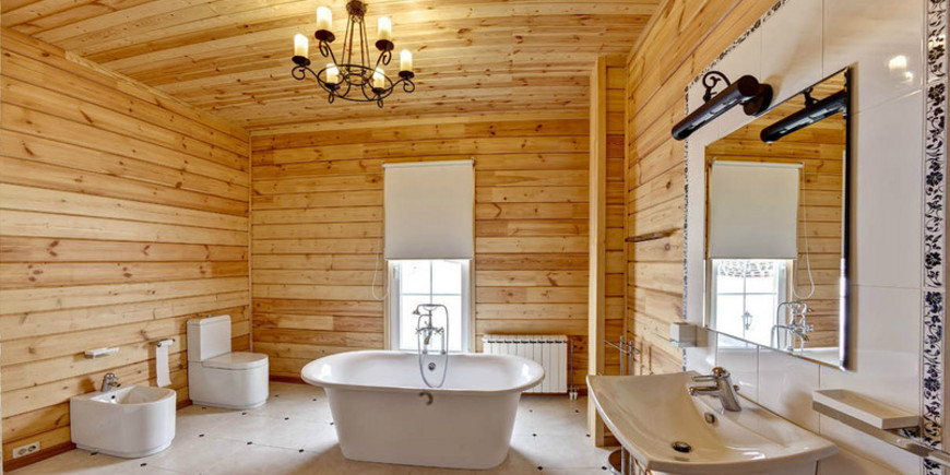 Просторная ванная комната в деревянном доме
