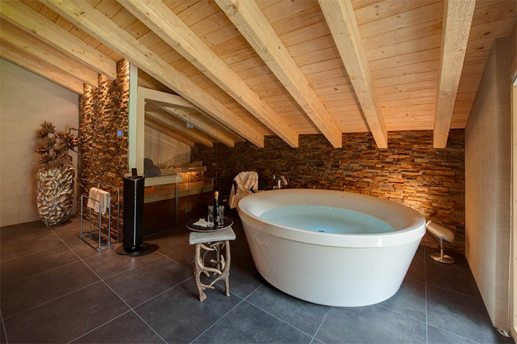 Ванная в деревянном большом доме