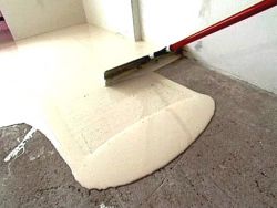 Каким клеем приклеить линолеум к бетонному полу