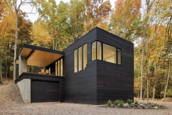 Чёрный деревянный дом в США