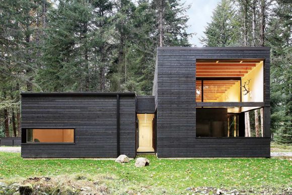 Чёрный деревянный дом в США