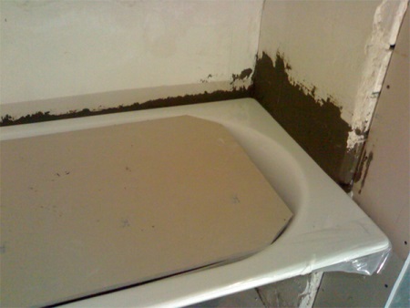 Чем замазать щель между стеной и ванной