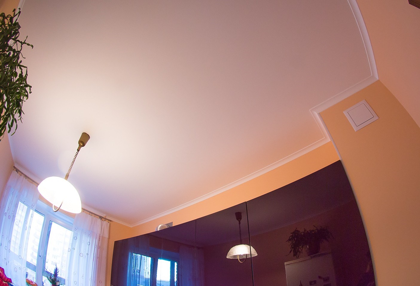 Потолок лучше покрасить цветной, чем белой краской