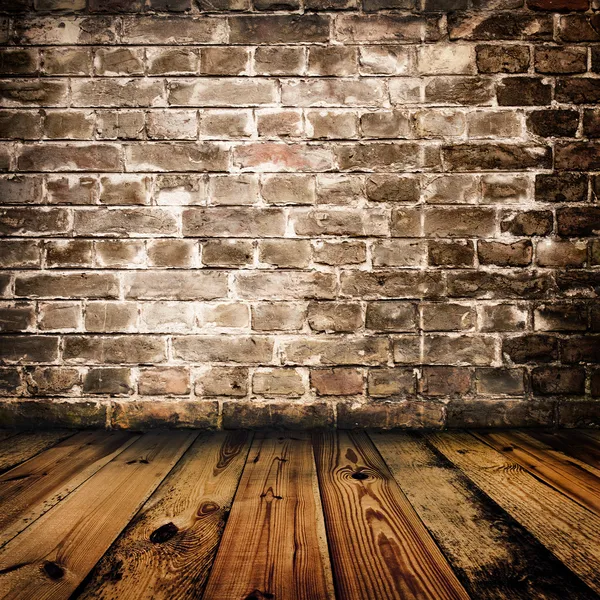 Гранжевая кирпичная стена и деревянный пол — стоковое фото