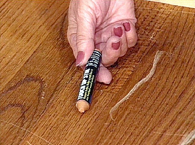 Самое простое средство – восковой карандаш. Но он подойдет только для неглубоких дефектов поверхности.