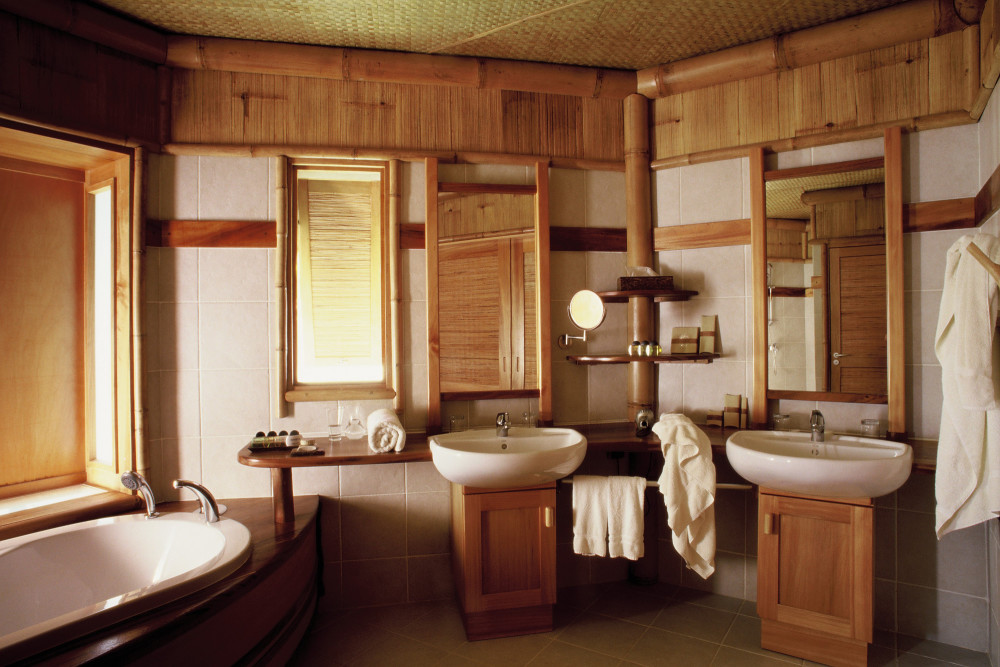 Уютная ванная комната в деревянном доме